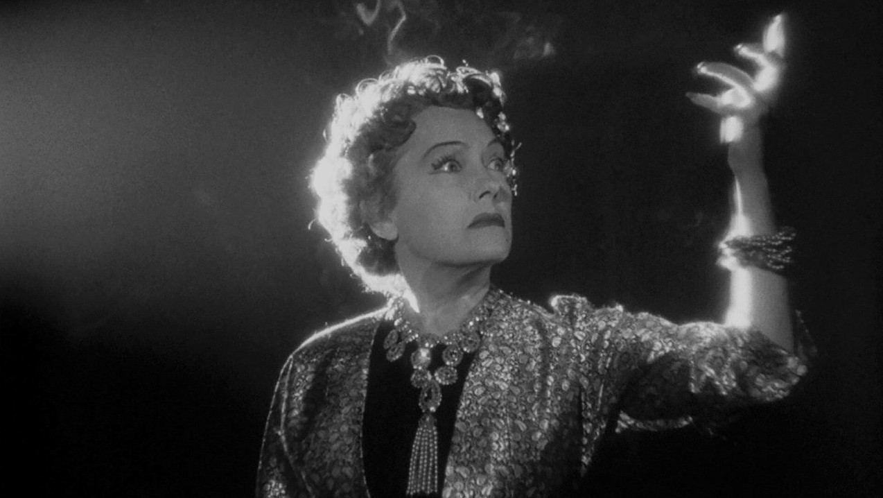 มายาบนถนนสายตะวันตก: เมื่อความฝันกลายเป็นภาพลวงตาใน Sunset Boulevard